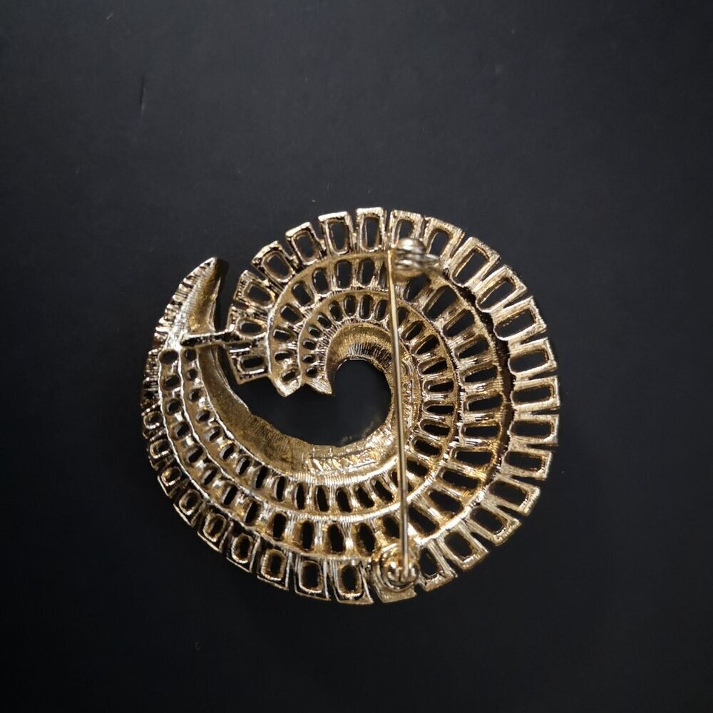 Vintage Sarah Coventry Gold Tone Swirl Openwork Brooch from 1960's - Picture 3 of 3